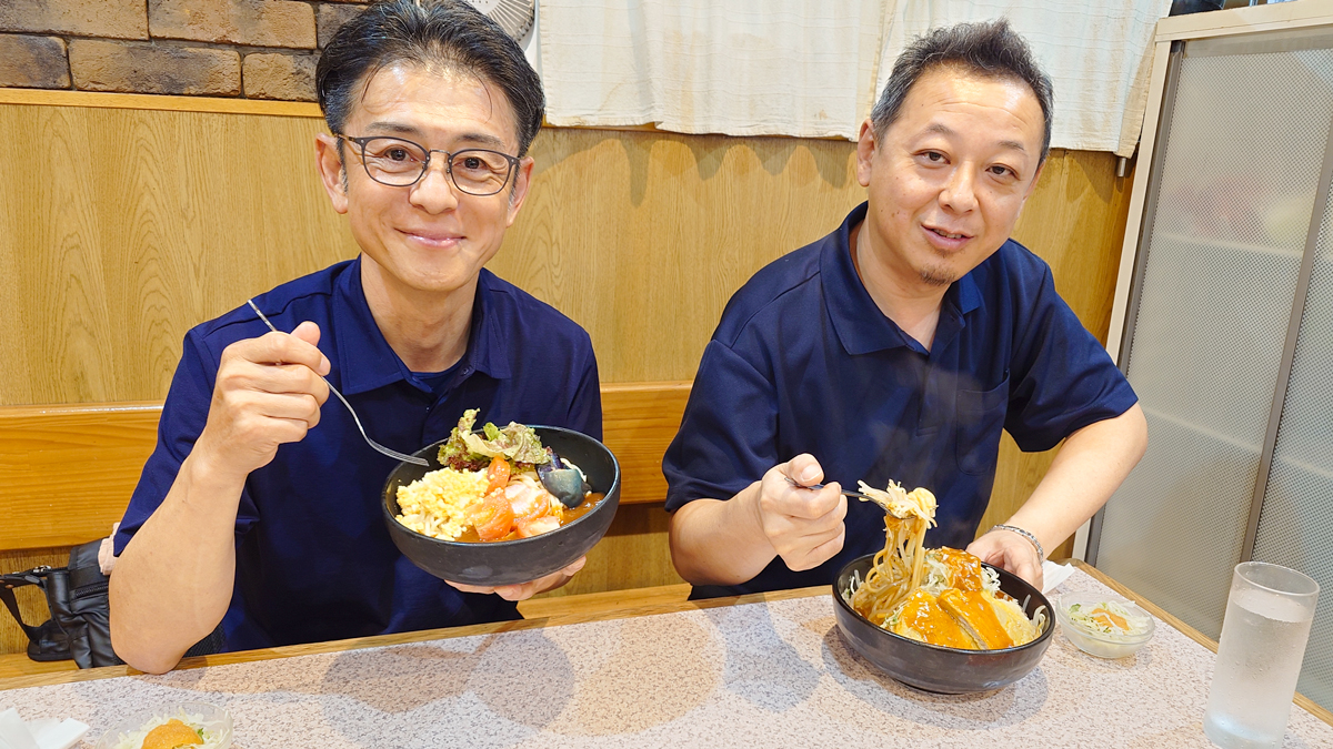 冷やしあんかけスパを食べている様子